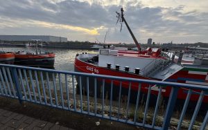 Brandneu: Das Gastankschiff GAS 96 ist seit Oktober 2025 im Dienst, im Hintergrund sind die "Rheinorange" und "Echo of Poseidon" zu sehen. (Foto: Peter Ansmann)