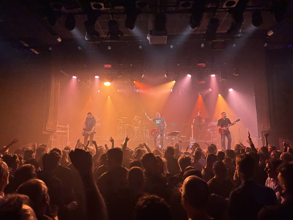 Peter Hook & The Light eröffnen ihre Get Ready Tour 2026 mit einem starken Gig im Amsterdamer Melkweg. 