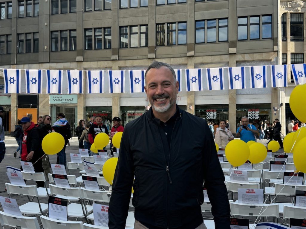 Alon Dorn beim Israeltag in Düsseldorf, 2025 (Foto: Peter Ansmann)