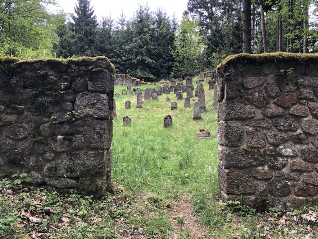 Der Eingang des jüdischen Friedhofs in Amondsgrün. Foto: Andreas Wolf