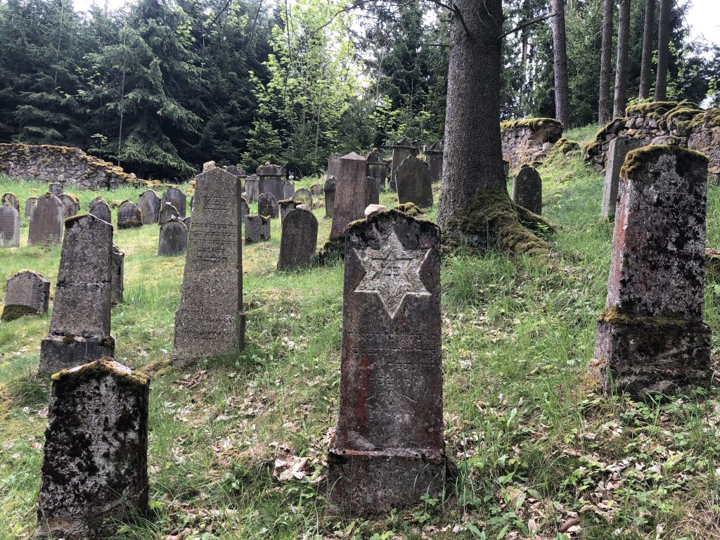 Grabsteine auf dem jüdischen Freidhof in Amondsgrün. Foto: Andreas Wolf