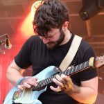 Roy Asher aktiv an der Axt. Foto: Till Oliver Becker