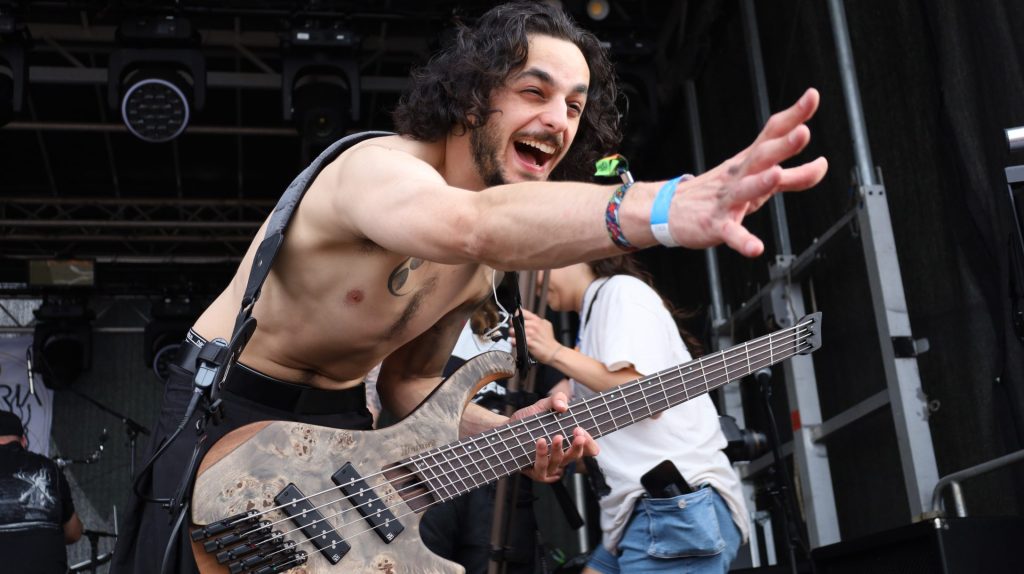 Metal macht Spaß! Itai Avrahamoff führt bei INTERIA den 5-String-Bass. Foto: Till Oliver Becker