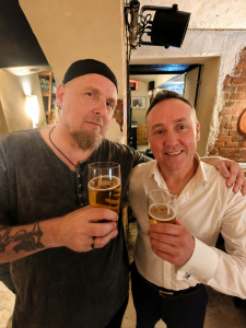 Hauptdarsteller Jörg Böttcher (rechts) und der Autor dieser Zeilen beim Premierenbier. Foto: Holger Pförtner