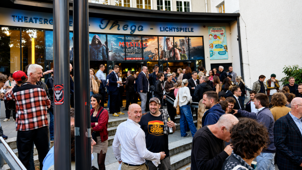 Beste Laune vorm Thega-Kino in Hildesheim. Das Publikum hat eben die Premiere von "Novaks Wut" gesehen. Foto: Till Oliver Becker