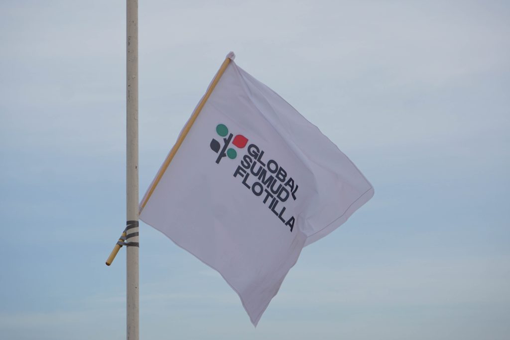 Eine Fahne der "Global Sumud Flotila". Foto: Brahim Guedich, Wikimedia Commons, CC BY 4.0