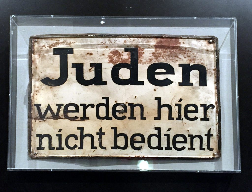Kjetil Ree: „Juden Werden Hier Nicht Bedient“, CC BY-SA 3.0, via Wikimedia Commons.