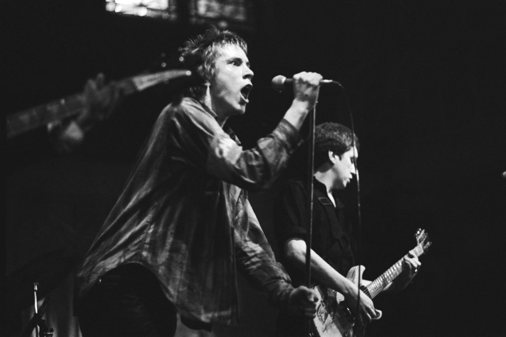 Johnny Rotten während eines Konzerts 1977. Auch heute gehört er zu den bekanntesten Stimmen, die sich gegen ideologische Konformität innerhalb und außerhalb der Punkszene wenden. Foto: Koen Suyk / Nationaal Archief (CC0)