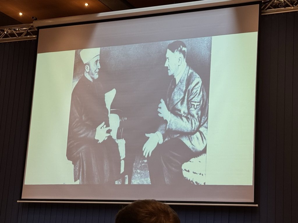 Amin al-Husseini und Adolf Hitler, Berlin 1941: Eine Folie aus Grigats Vortrag zur Vorgeschichte antisemitischer Ideologien im Nahen Osten.