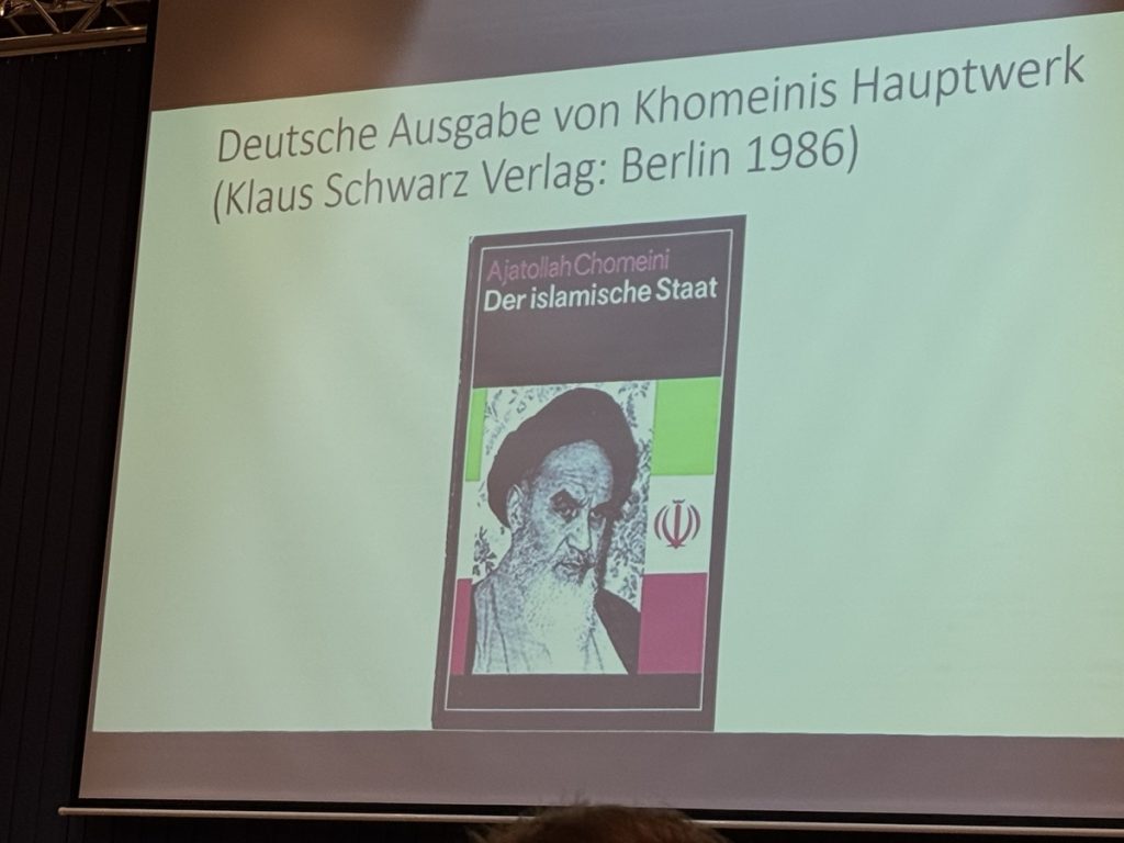 Die deutsche Ausgabe von Khomeinis Hauptwerk: Der islamische Staat, Klaus Schwarz Verlag, Berlin 1986.