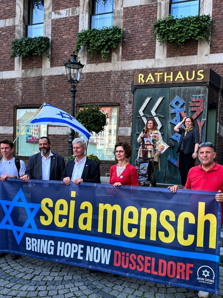 Peter Wildanger, Kantor Aron Mailnski, Dr Oded Horowiz, Sonja Bohl-Denker, Dani Apadan, Danilea Masberg und Rivkah Young (Foto: Privat)