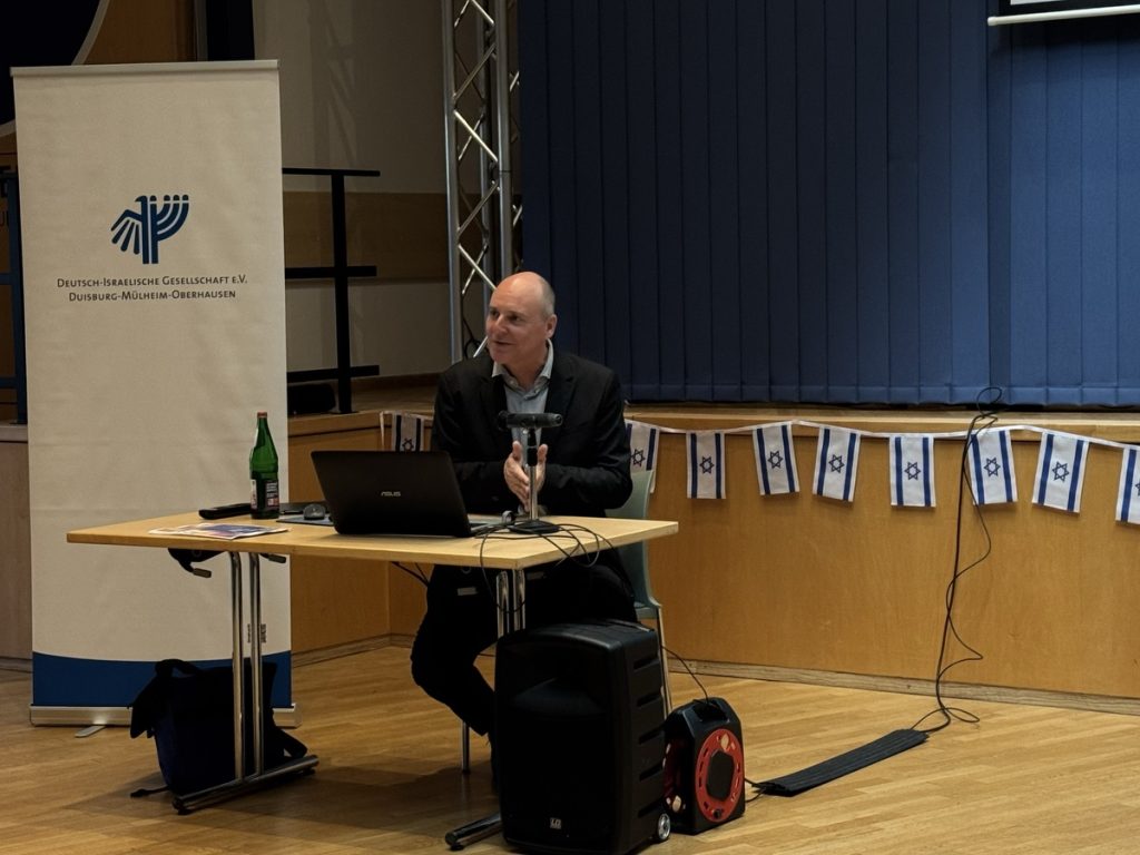 Prof. Dr. Stephan Grigat beim Vortrag im Gemeindezentrum der Jüdischen Gemeinde Duisburg-Mülheim-Oberhausen. (Foto: Peter Ansmann)