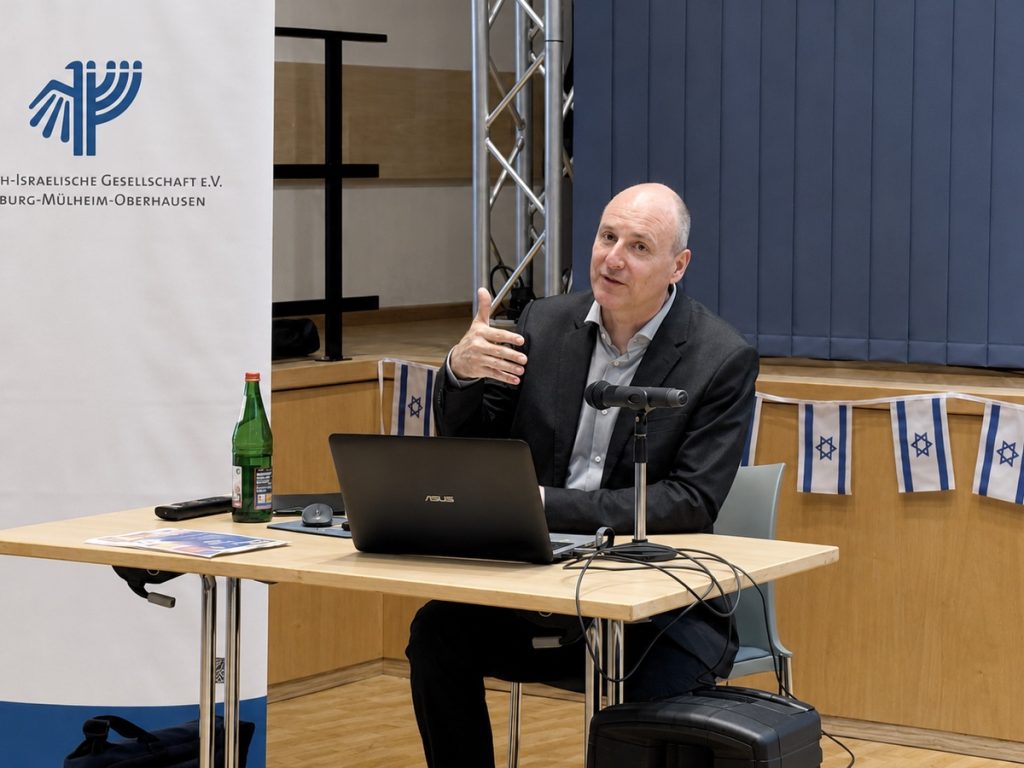 Prof. Dr. Stephan Grigat (CARS) informierte in Duisburg. (Foto: Peter Ansmann)