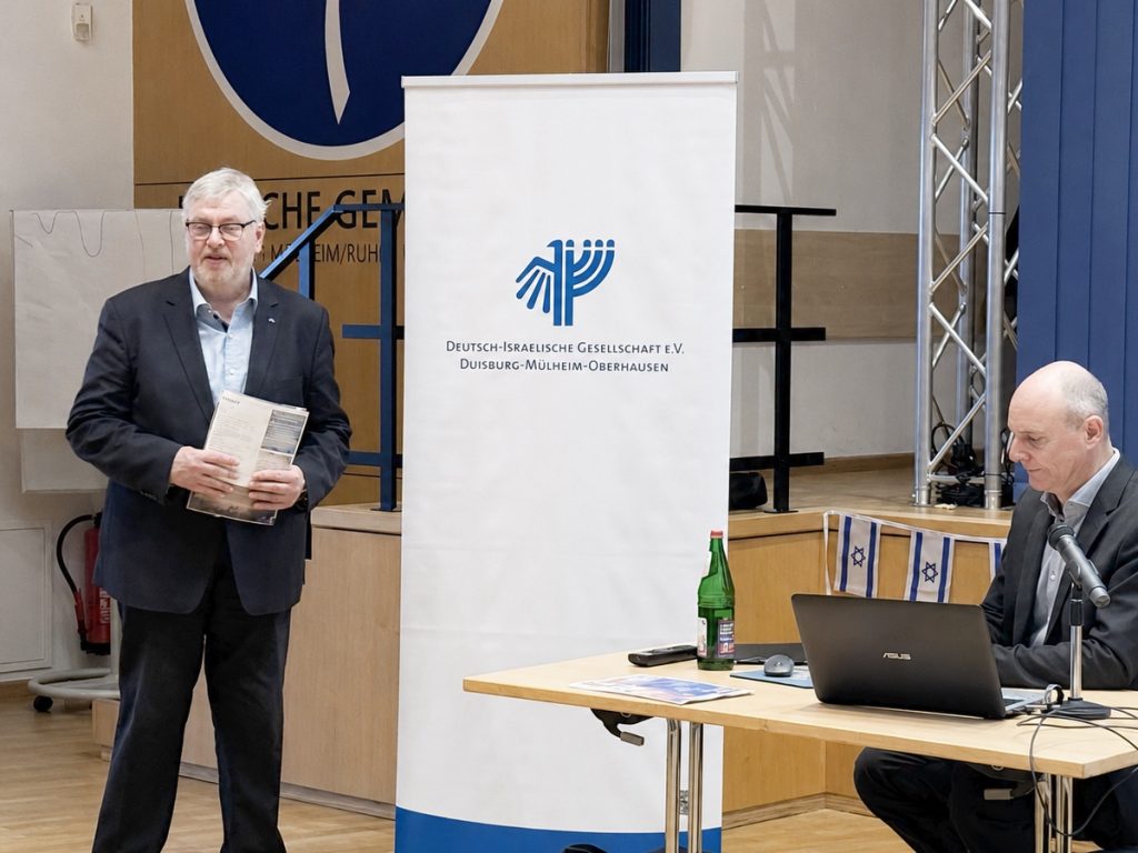 Markus Püll begrüßt Prof. Dr. Stephan Grigat bei der Deutsch-Israelischen Gesellschaft Duisburg-Mülheim-Oberhausen (Foto: Peter Ansmann)