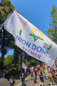 Die Iron-Dome-Fahne in Regenbogenoptik. Die zuvor gezeigte Flagge hatte eine blaue Beschriftung. Foto: Die betroffene Person