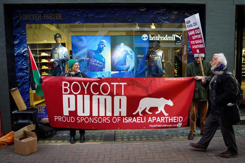 Demonstranten protestieren am 21. Januar 2023 vor einem Puma-Geschäft in London gegen das Sponsoring des israelischen Fußballverbands (IFA) durch den Sportartikelhersteller. Foto: Alisdare Hickson, Sponsors of Israeli Apartheid, CC BY-SA 2.0, via Wikimedia Commons.
