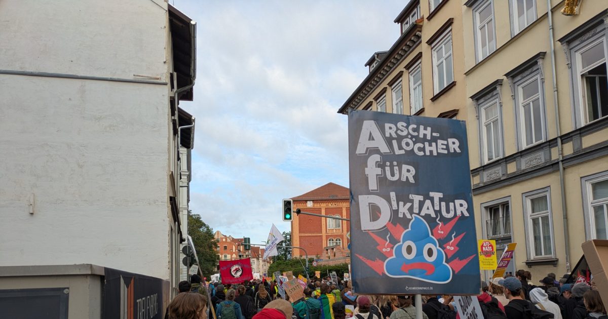 AfD-Parteitag-Erfurt-Gegendemonstranten-bedr-ngen-Mann-der-ein-j-disches-Kleidungsst-ck-tr-gt