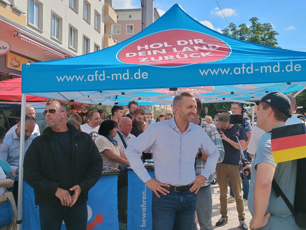 AfD-Spitzenkandidat Ulrich Siegmund an einem Wahlkampfstand in Magdeburg