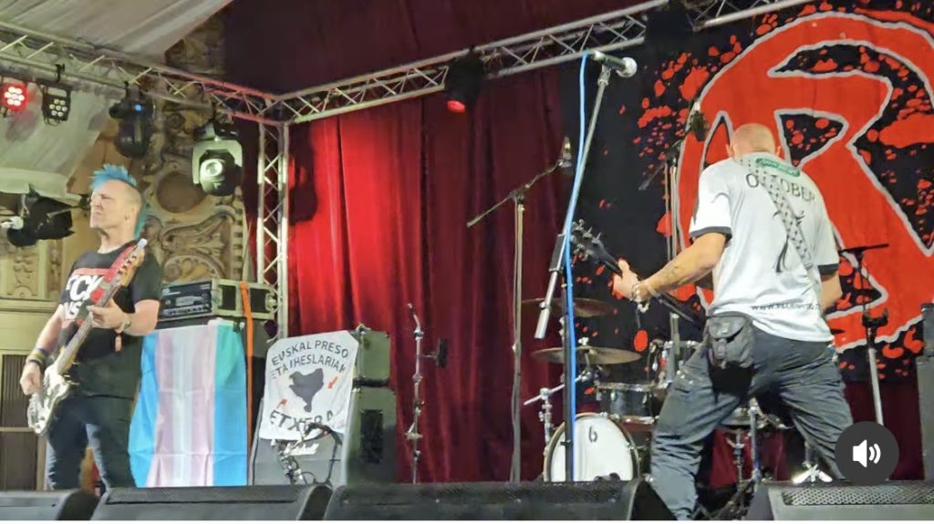Die Band "The Restarts" auf der Bühne. Screenshot: Andreas Wolf