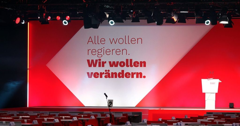 Bühne des außerordentlichen Bundesparteitags der Linken in Berlin 2025