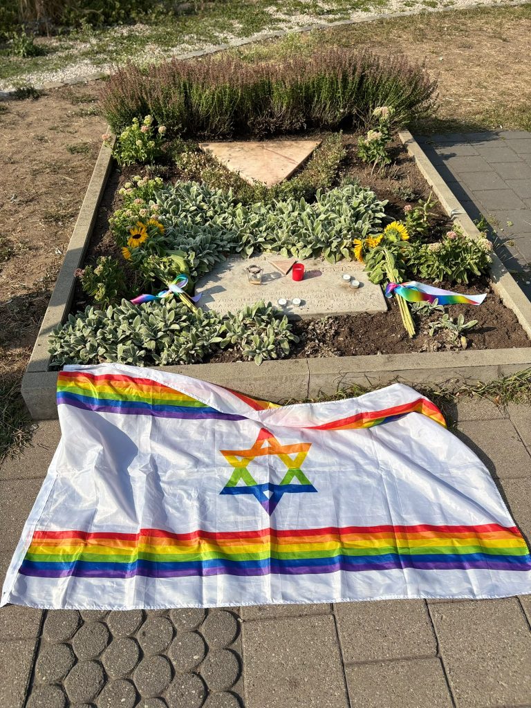 Die Fahne vor der Gedenkstätte auf dem Magnus-Hirsch-Platz. Foto: Iron Dome Nürnberg