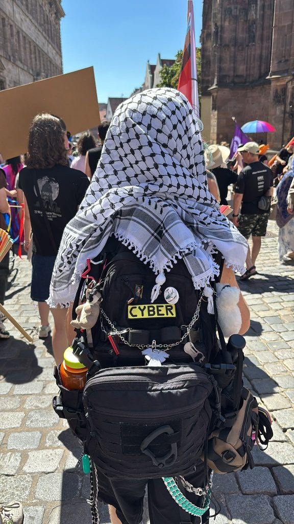 Eine Person mit „Palästinensertuch“ auf dem CSD Nürnberg. Foto: Iron Dome Nürnberg