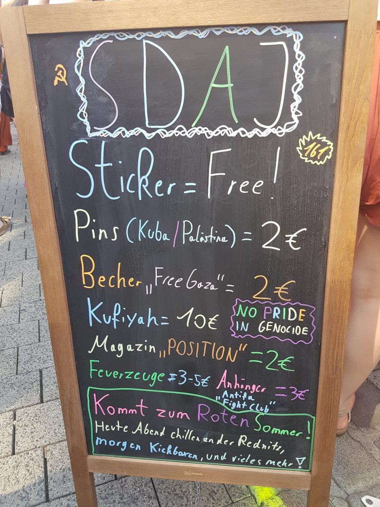 Ein Schild, auf dem verschiedene Waren angepriesen werden. Foto: Iron Dome Nürnberg