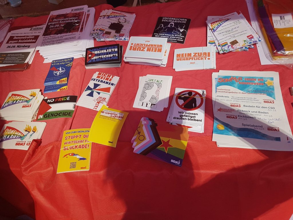 Ein Infostand mit verschiedenen Flugblättern und Stickern. Foto: Iron Dome Nürnberg