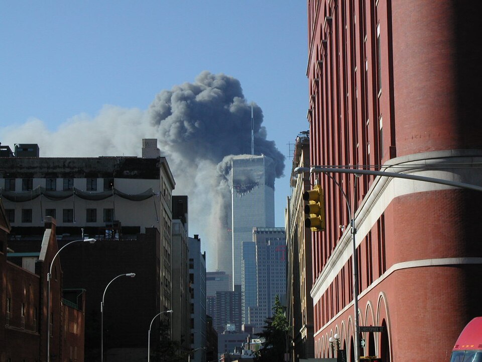 Das zweite Flugzeug trifft das WTC. Foto: Hans Joachim Dudeck, Wikimedia Commons, Public Domain