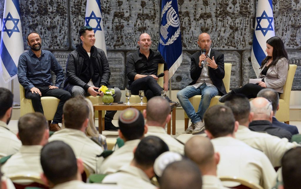 Mitglieder der israelischen Spezialeinheit Yamas treffen im Februar 2018 auf Darsteller und Mitarbeiter der israelischen Fernsehserie „Fauda“. Foto: Mark Neyman / Government Press Office of Israel, CC BY-SA 3.0