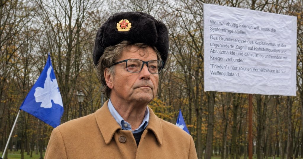 KI-bearbeitete Aufnahme von Diether Dehm bei der Demonstration am Brandenburger Tor am 25. November 2023.