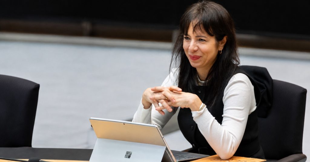 Elif Eralp bei einer Sitzung des Berliner Abgeordnetenhauses