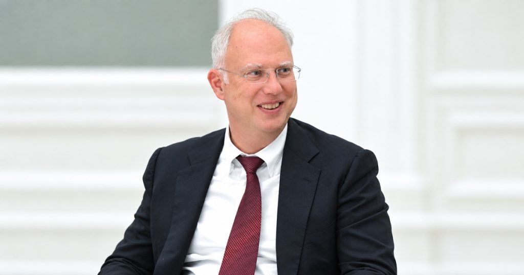 Kirill Dmitrijew mit Brille, dunklem Anzug und roter Krawatte; Porträt vom 13. Mai 2025, ins Querformat erweitert.