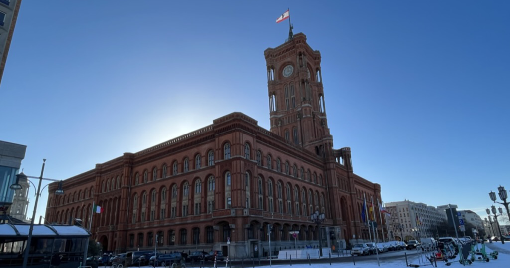 Rotes Rathaus Berlin mit Turm und Berliner Flagge
