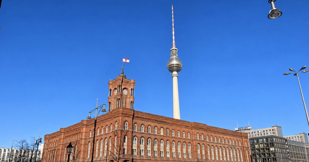 Rotes Rathaus in Berlin und Fernsehturm mit vollständiger Turmspitze