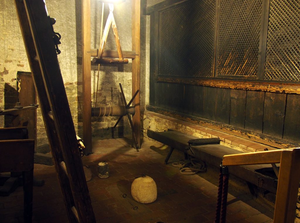 Historische Folterinstrumente in der Folterkammer des Alten Rathauses in Regensburg.