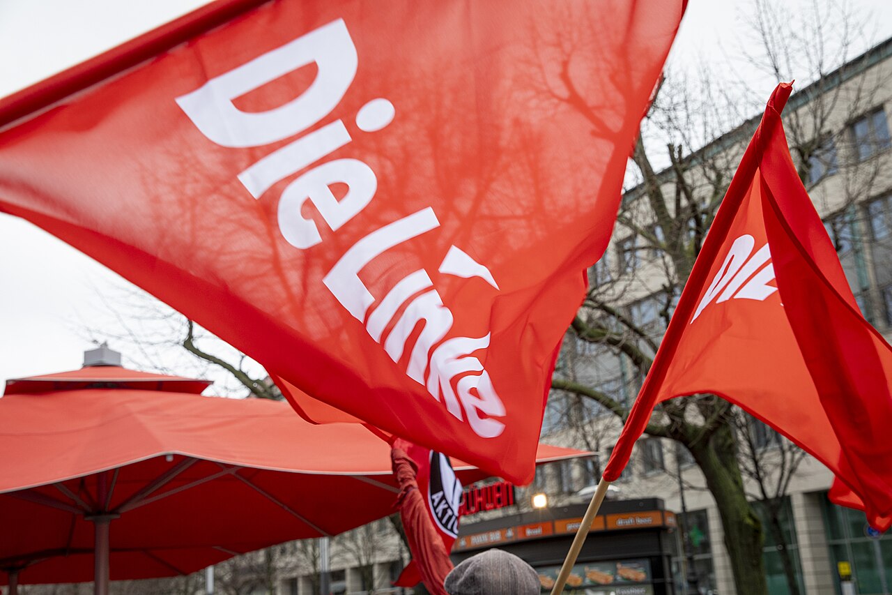 Rote Fahnen der Partei Die Linke bei einer Kundgebung in Berlin am 3. Februar 2024