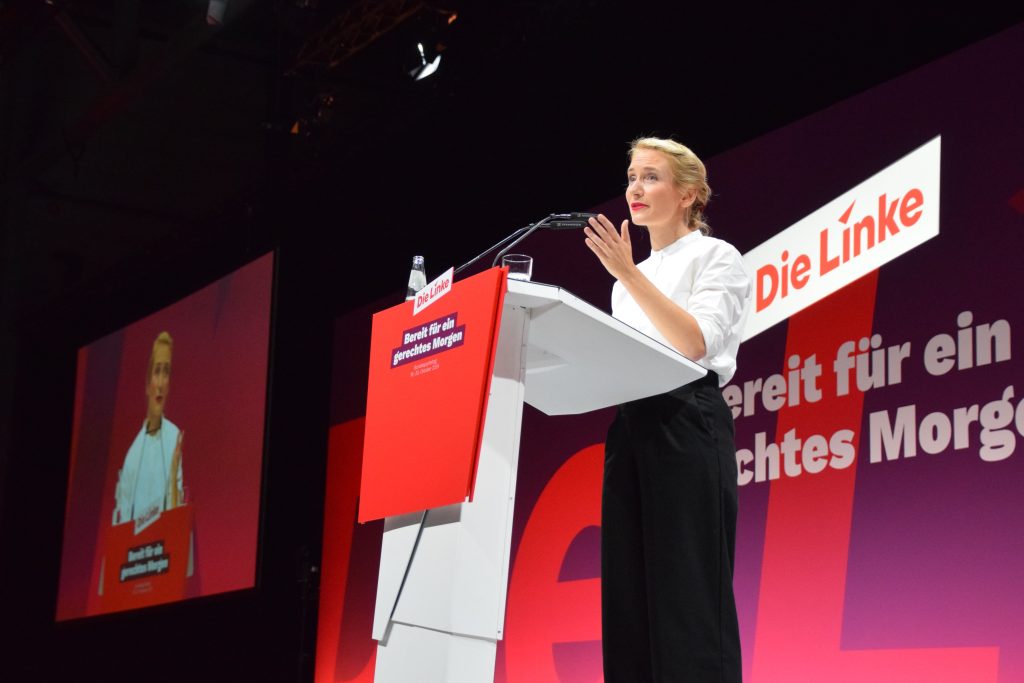 Ines Schwerdtner am Rednerpult beim Parteitag der Linken in Halle 2024