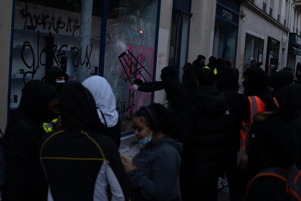 Ausschreitungen und Plünderungen am 17.10.2026 in Paris. oto: Jorge Jaramillo / JJxFile.com, via Wikimedia Commons, Lizenz: CC BY-SA 4.0.