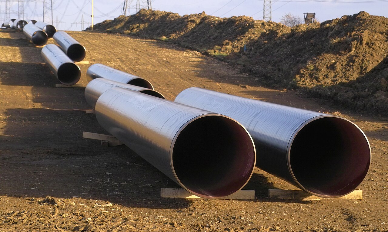 Große Pipeline-Rohre auf der STEGAL-Baustelle zwischen Weimar und Erfurt, Symbolbild für Leitungsbau.