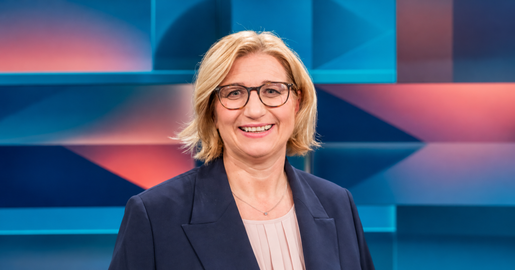 Anke Rehlinger beim Fototermin nach Hart aber fair; der Studiohintergrund wurde für das Breitformat mit KI erweitert.