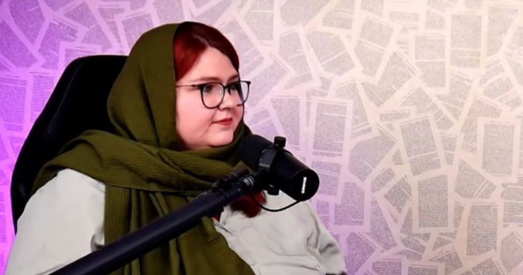 Hannah Bruns im Gespräch bei 99 ZU EINS vor einem Studiomikrofon.