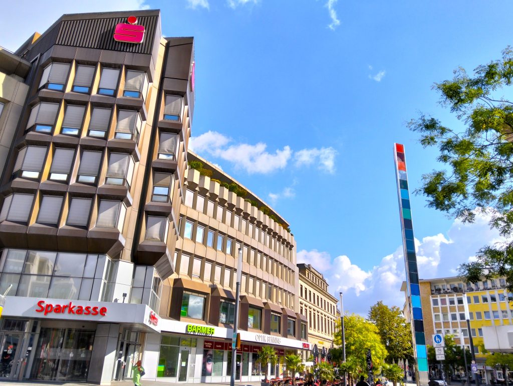 Heinrich-König-Platz in Gelsenkirchen mit Sparkassengebäude und Gelsenkirchener Prisma.