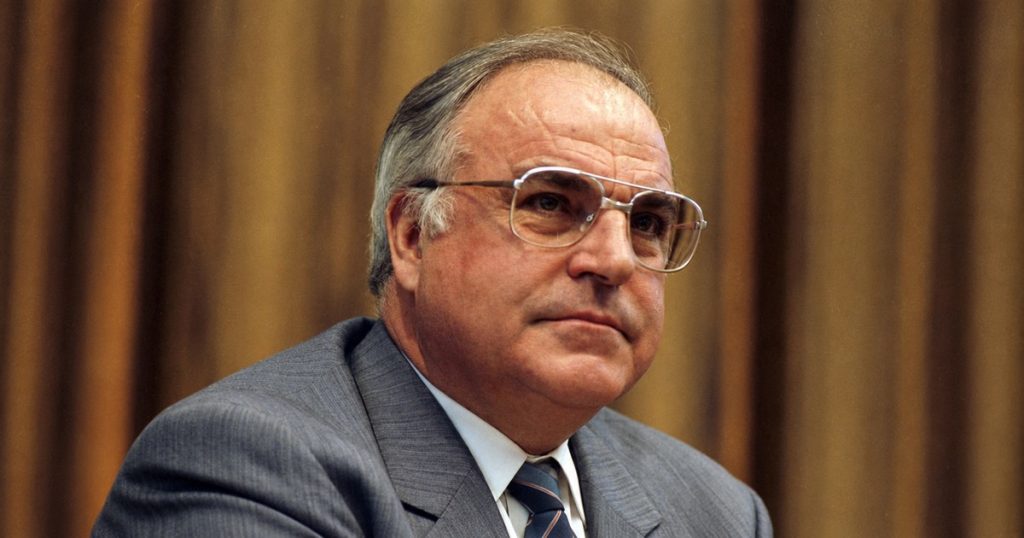 Helmut Kohl bei einer Pressekonferenz in Bonn 1987; KI-gestützt ins Breitformat erweitertes Archivfoto.