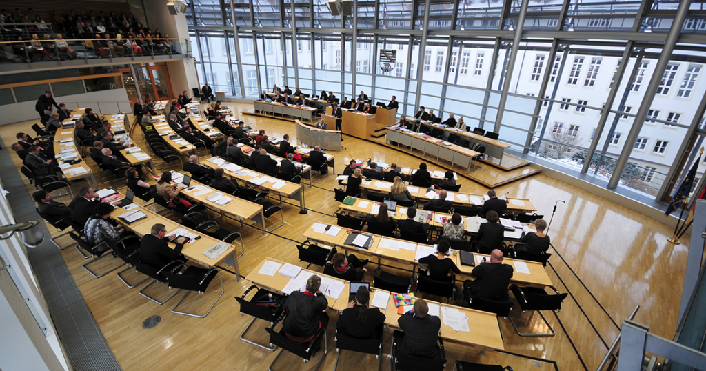 Blick in den Plenarsaal des Landtags von Sachsen-Anhalt in Magdeburg mit Präsidium und Sitzreihen, Archivaufnahme vom 13. Dezember 2012.