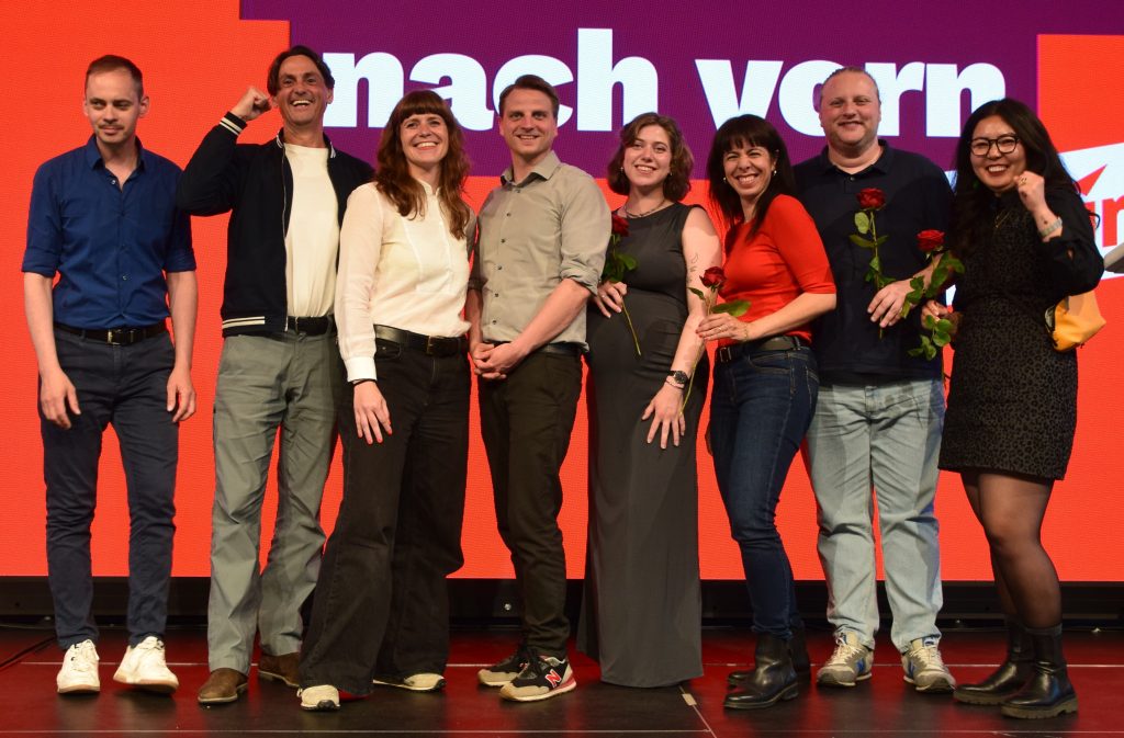 Geschäftsführender Landesvorstand der Berliner Linken mit Martha Kleedörfer und Elif Eralp beim Parteitag im Mai 2025.