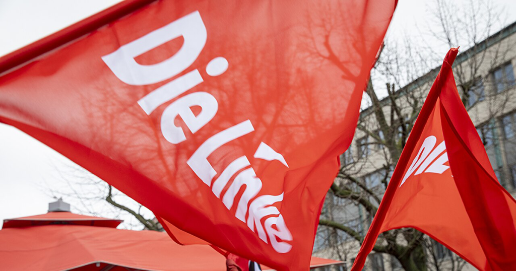 Rote Fahnen der Linken bei einer Berliner Kundgebung am 3. Februar 2024