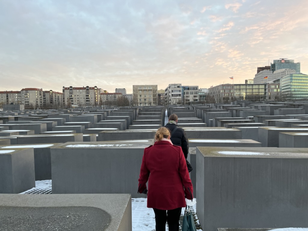 Stelen des Denkmals für die ermordeten Juden Europas in Berlin im Schnee.