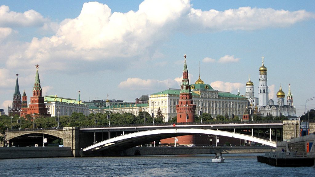 Moskauer Kreml hinter der Bolschoi-Kamenny-Brücke an der Moskwa.
