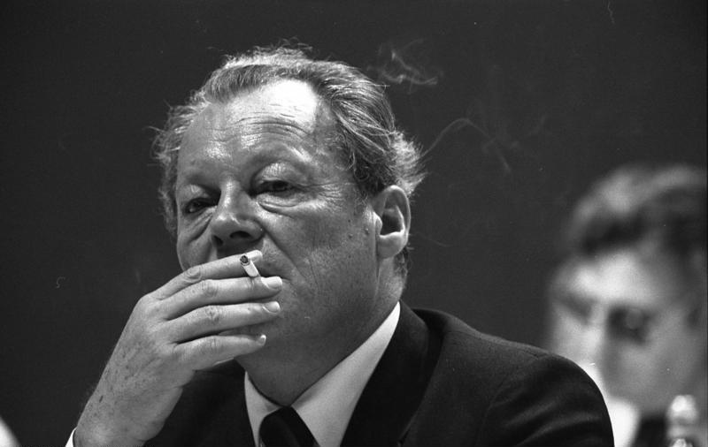 Willy Brandt raucht eine Zigarette beim SPD-Parteitag in Dortmund am 19. Juni 1976.